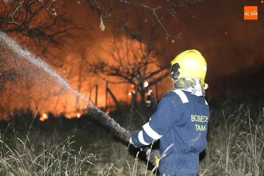 Foto 7 - Declarado un incendio forestal en el entorno de Monsagro que amenaza varias viviendas