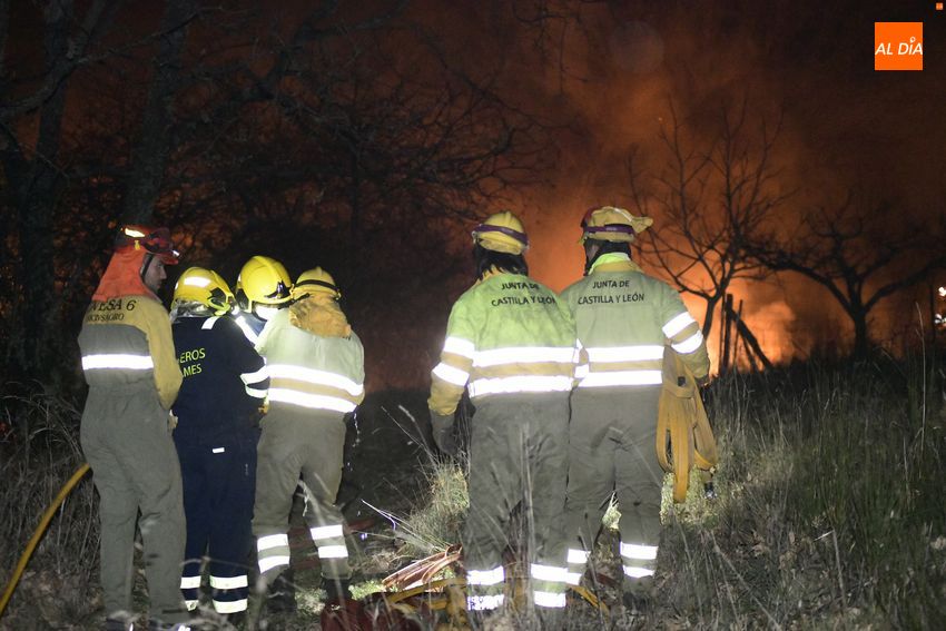 Foto 5 - Declarado un incendio forestal en el entorno de Monsagro que amenaza varias viviendas