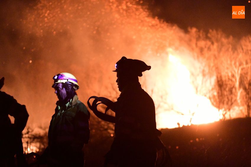 Foto 4 - Declarado un incendio forestal en el entorno de Monsagro que amenaza varias viviendas