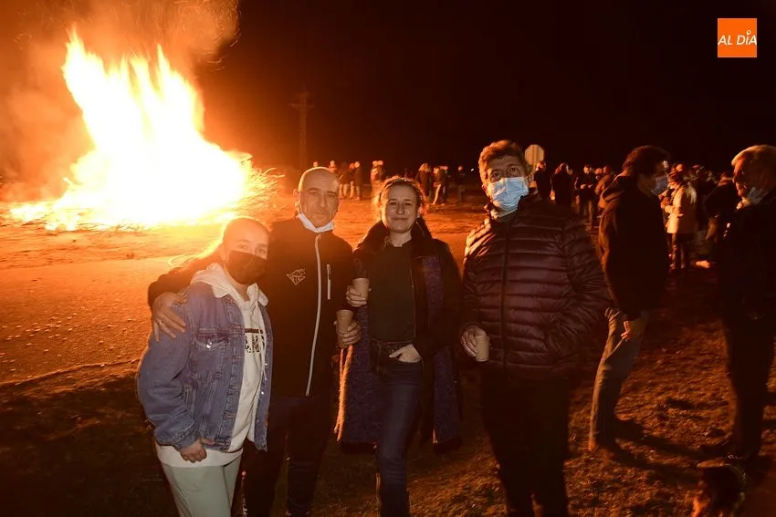 Foto 11 - El fuego en honor a San Blas remata el ciclo de hogueras invernales