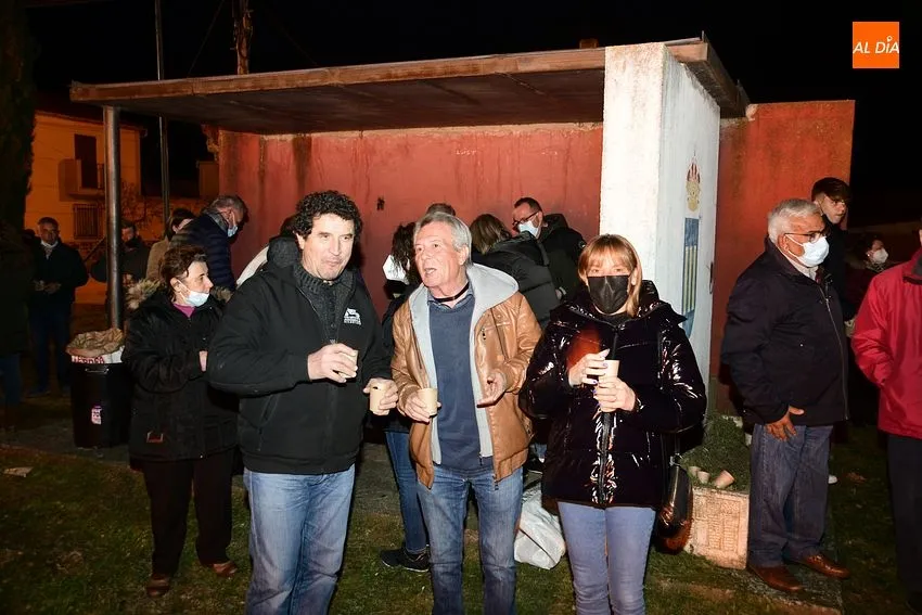 Foto 9 - El fuego en honor a San Blas remata el ciclo de hogueras invernales