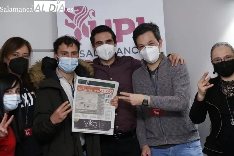 Carlos Javier Salgado, presidente del Unión del Pueblo Leonés (UPL), y Luis García, número 1 en la candidatura de UPL en Salamanca, junto a otros integrantes de esta formación. Foto de David Sañudo