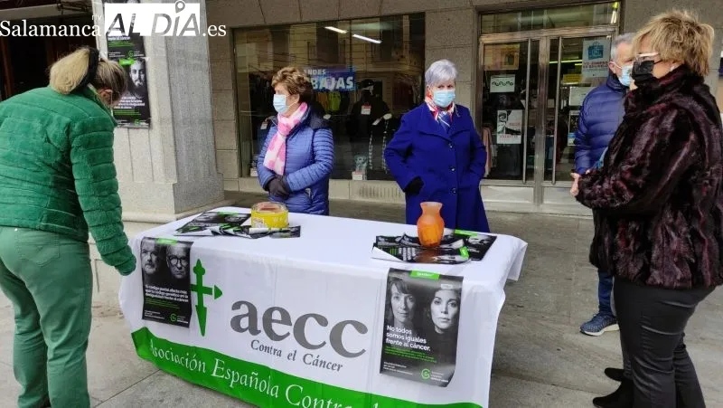 Mesa de AECC Guijuelo con motivo del Día Mundial Contra el Cáncer | KR