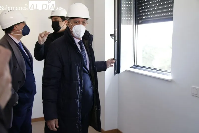 Visita del alcalde, Carlos García Carbayo, a la nueva promoción de viviendas protegidas de alquiler, construida entre las calles Antonio Romo Pedraz y Silvestre Sánchez Sierra. Foto de David Sañudo