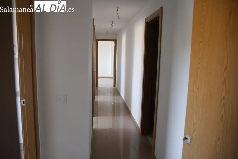 Visita del alcalde, Carlos García Carbayo, a la nueva promoción de viviendas protegidas de alquiler, construida entre las calles Antonio Romo Pedraz y Silvestre Sánchez Sierra. Foto de David Sañudo