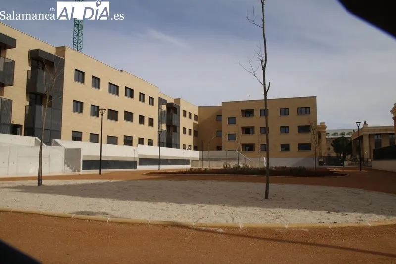 Visita del alcalde, Carlos García Carbayo, a la nueva promoción de viviendas protegidas de alquiler, construida entre las calles Antonio Romo Pedraz y Silvestre Sánchez Sierra. Foto de David Sañudo