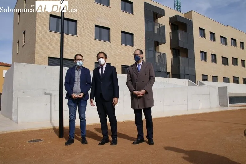 Visita del alcalde, Carlos García Carbayo, a la nueva promoción de viviendas protegidas de alquiler, construida entre las calles Antonio Romo Pedraz y Silvestre Sánchez Sierra. Foto de David Sañudo