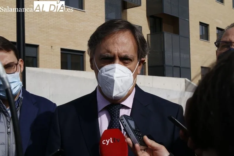 Visita del alcalde, Carlos García Carbayo, a la nueva promoción de viviendas protegidas de alquiler, construida entre las calles Antonio Romo Pedraz y Silvestre Sánchez Sierra. Foto de David Sañudo