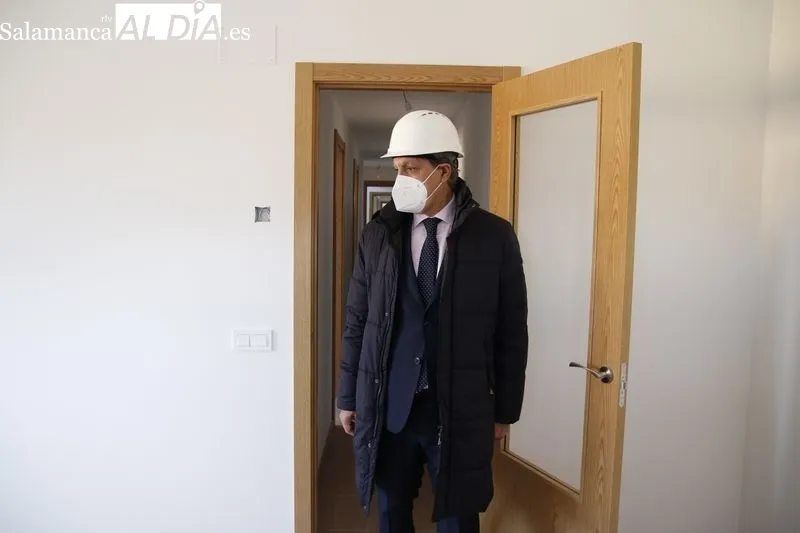 Visita del alcalde, Carlos García Carbayo, a la nueva promoción de viviendas protegidas de alquiler, construida entre las calles Antonio Romo Pedraz y Silvestre Sánchez Sierra. Foto de David Sañudo