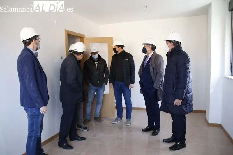 Visita del alcalde, Carlos García Carbayo, a la nueva promoción de viviendas protegidas de alquiler, construida entre las calles Antonio Romo Pedraz y Silvestre Sánchez Sierra. Foto de David Sañudo