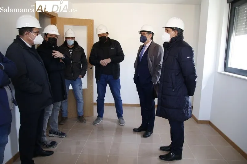 Visita del alcalde, Carlos García Carbayo, a la nueva promoción de viviendas protegidas de alquiler, construida entre las calles Antonio Romo Pedraz y Silvestre Sánchez Sierra. Foto de David Sañudo