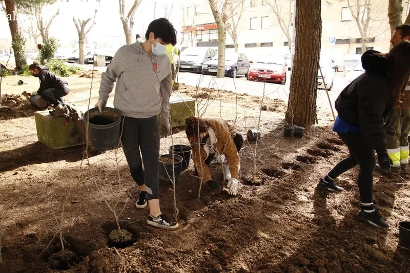 Plantación de diversas especies vegetales en lo que será el 'Aula Ecológica' de la USAL