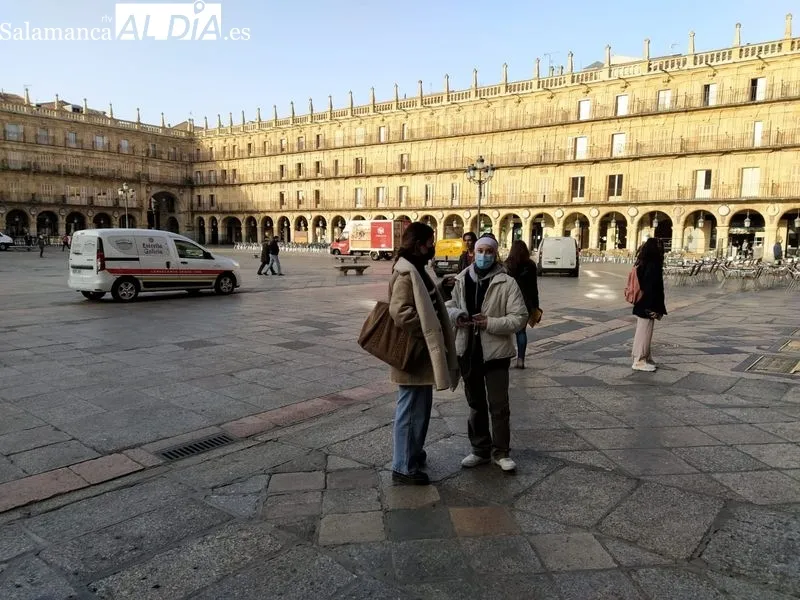 Viandantes en el centro de Salamanca durante el primer día en el que no es obligatorio el uso de mascarilla en exteriores. Foto de David Sañudo