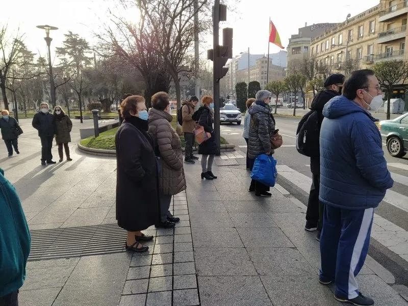 Viandantes en el centro de Salamanca durante el primer día en el que no es obligatorio el uso de mascarilla en exteriores. Foto de David Sañudo