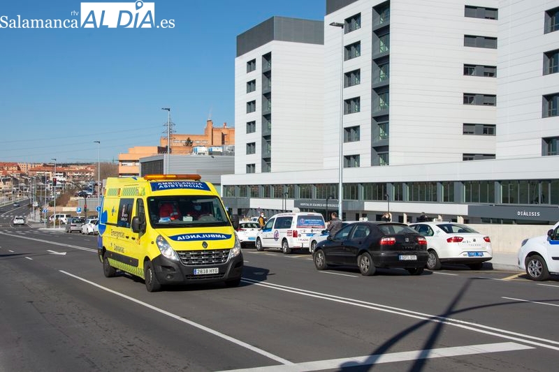 Una ambulancia junto al nuevo Hospital Universitario de Salamanca