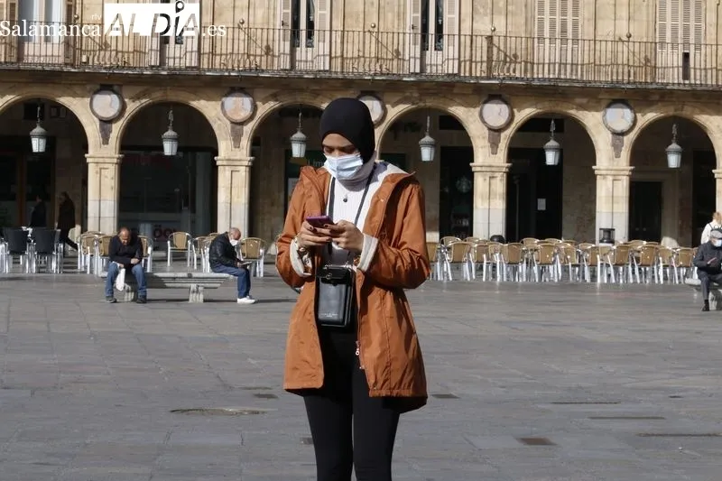 Viandantes en el centro de Salamanca durante el primer día en el que no es obligatorio el uso de mascarilla en exteriores. Foto de David Sañudo