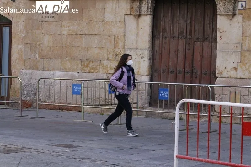 Viandantes en el centro de Salamanca durante el primer día en el que no es obligatorio el uso de mascarilla en exteriores. Foto de David Sañudo