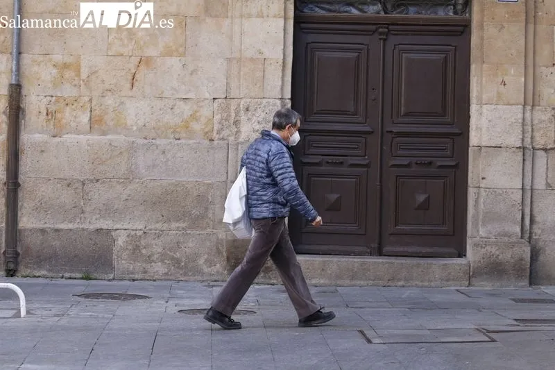 Viandantes en el centro de Salamanca durante el primer día en el que no es obligatorio el uso de mascarilla en exteriores. Foto de David Sañudo
