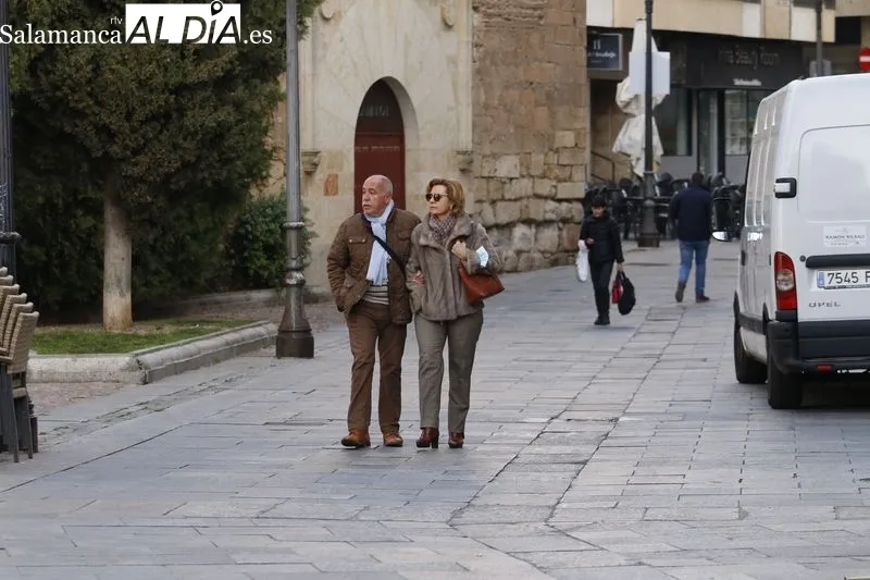 Viandantes en el centro de Salamanca durante el primer día en el que no es obligatorio el uso de mascarilla en exteriores. Foto de David Sañudo