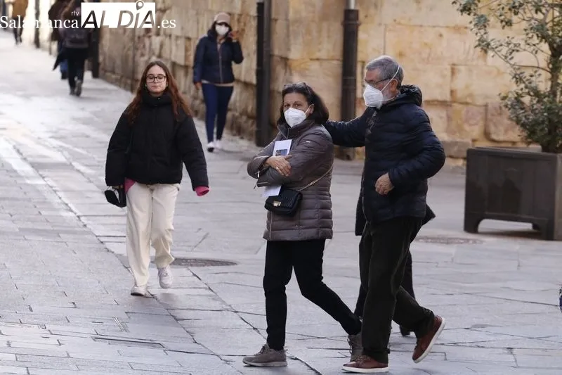 Viandantes en el centro de Salamanca durante el primer día en el que no es obligatorio el uso de mascarilla en exteriores. Foto de David Sañudo
