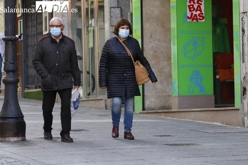 Viandantes en el centro de Salamanca durante el primer día en el que no es obligatorio el uso de mascarilla en exteriores. Foto de David Sañudo