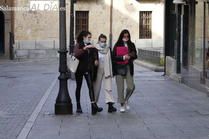 Viandantes en el centro de Salamanca durante el primer día en el que no es obligatorio el uso de mascarilla en exteriores. Foto de David Sañudo
