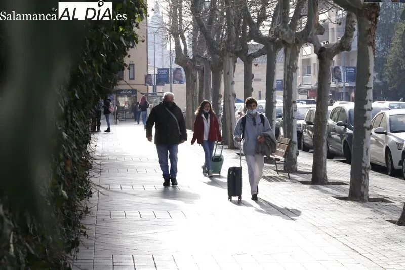Viandantes en el centro de Salamanca durante el primer día en el que no es obligatorio el uso de mascarilla en exteriores. Foto de David Sañudo