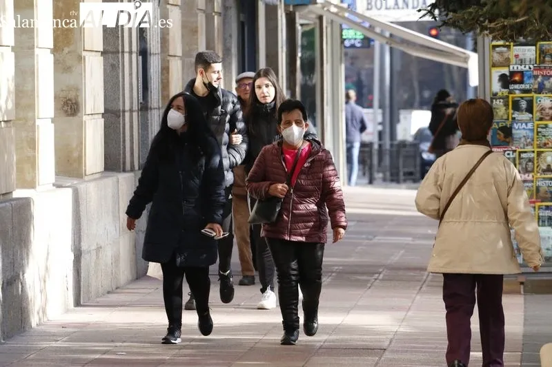 Viandantes en el centro de Salamanca durante el primer día en el que no es obligatorio el uso de mascarilla en exteriores. Foto de David Sañudo