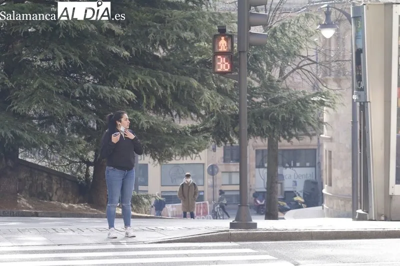 Viandantes en el centro de Salamanca durante el primer día en el que no es obligatorio el uso de mascarilla en exteriores. Foto de David Sañudo
