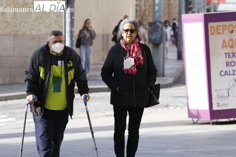 Viandantes en el centro de Salamanca durante el primer día en el que no es obligatorio el uso de mascarilla en exteriores. Foto de David Sañudo
