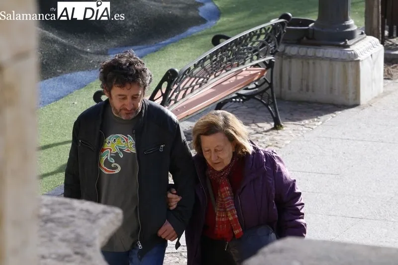 Viandantes en el centro de Salamanca durante el primer día en el que no es obligatorio el uso de mascarilla en exteriores. Foto de David Sañudo