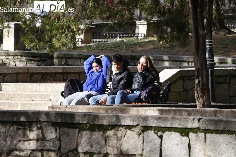 Viandantes en el centro de Salamanca durante el primer día en el que no es obligatorio el uso de mascarilla en exteriores. Foto de David Sañudo