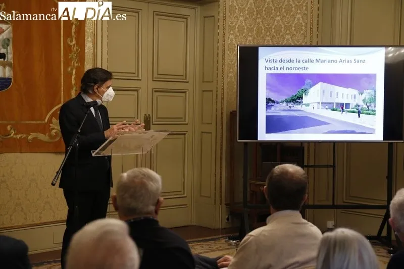 El alcalde de Salamanca, Carlos García Carbayo, presenta el proyecto del nuevo centro municipal de mayores.
