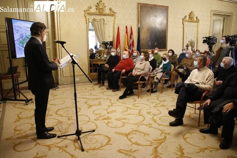 El alcalde de Salamanca, Carlos García Carbayo, presenta el proyecto del nuevo centro municipal de mayores.