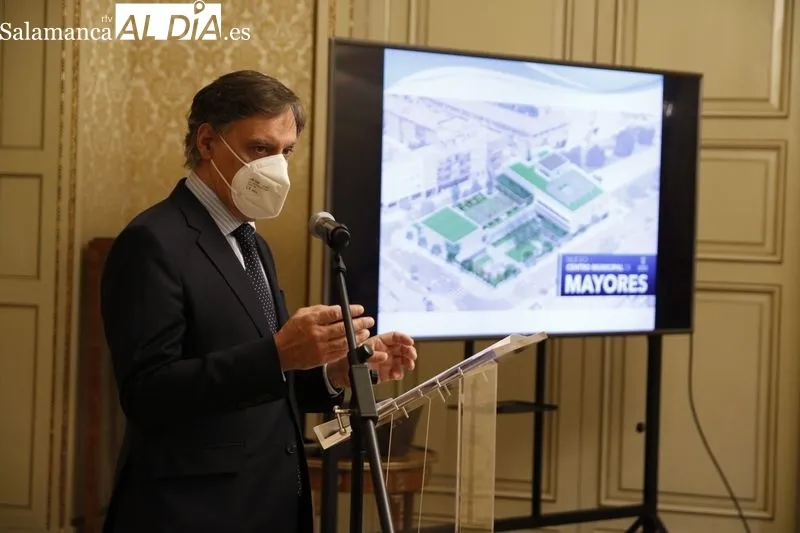 El alcalde de Salamanca, Carlos García Carbayo, presenta el proyecto del nuevo centro municipal de mayores.