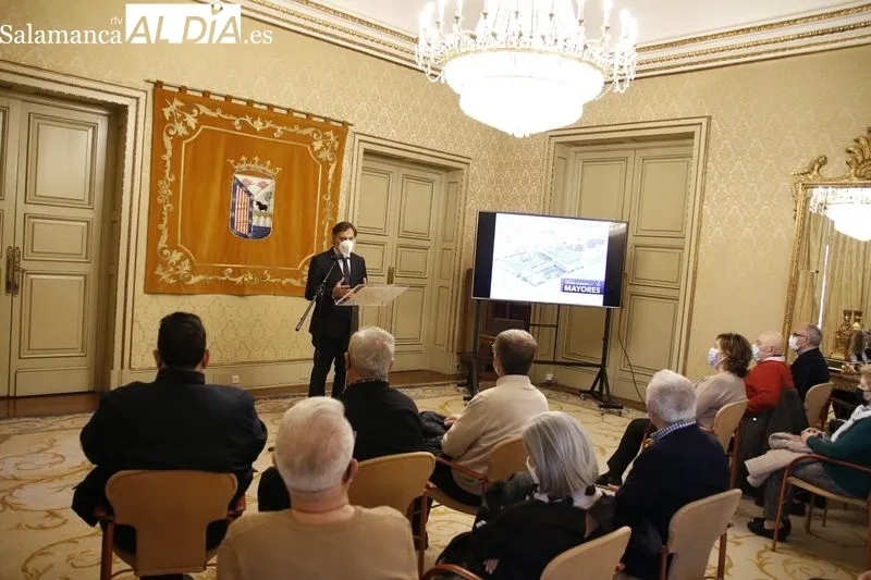 El alcalde de Salamanca, Carlos García Carbayo, presenta el proyecto del nuevo centro municipal de mayores.