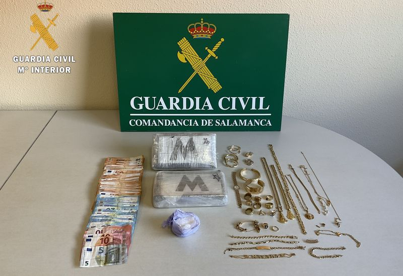 Imágenes de la detención en Carbajosa de un matrimonio con más de dos kilos de cocaína de gran pureza