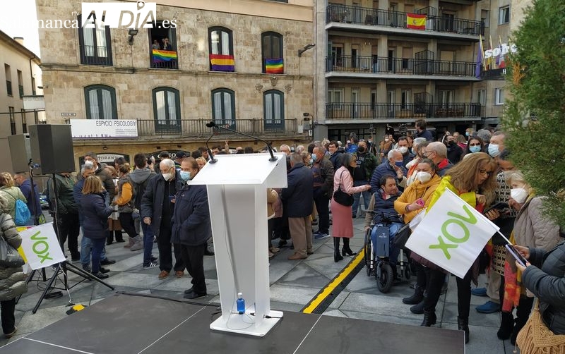 Banderas LGTB en la plaza del Ángel, frente a un acto electoral de Vox. Foto de David Sañudo