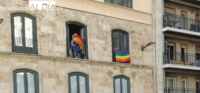 Banderas LGTB en la plaza del Ángel, frente a un acto electoral de Vox. Foto de David Sañudo