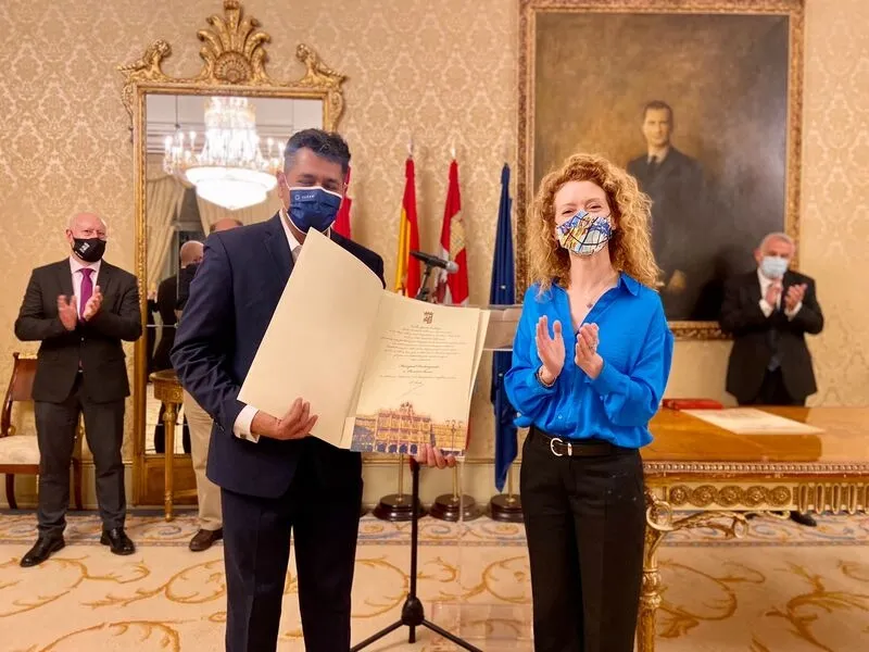 Acto de entrega de los títulos de Huésped Distinguido en el Ayuntamiento de Salamanca
