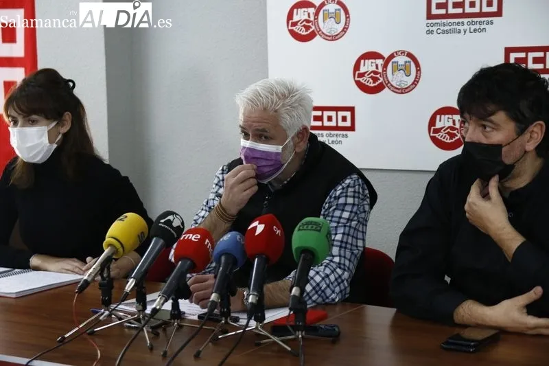 La secretaria confederal de Política Institucional y Política Territorial de UGT, Cristina Estévez, junto al secretario general de UGT Castilla y León, Faustino Temprano, y los líderes provinciales de CCOO y UGT, José Antonio Gallego y Marcelino Muñoz. Fo