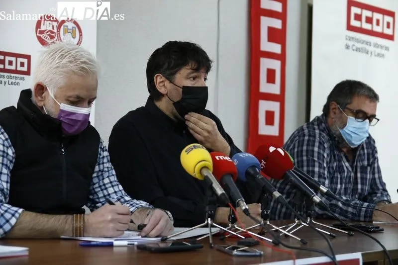 La secretaria confederal de Política Institucional y Política Territorial de UGT, Cristina Estévez, junto al secretario general de UGT Castilla y León, Faustino Temprano, y los líderes provinciales de CCOO y UGT, José Antonio Gallego y Marcelino Muñoz. Fo