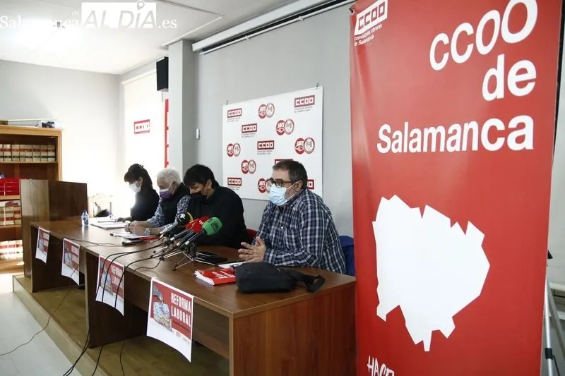 La secretaria confederal de Política Institucional y Política Territorial de UGT, Cristina Estévez, junto al secretario general de UGT Castilla y León, Faustino Temprano, y los líderes provinciales de CCOO y UGT, José Antonio Gallego y Marcelino Muñoz. Fo
