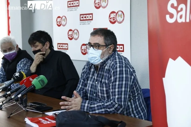 La secretaria confederal de Política Institucional y Política Territorial de UGT, Cristina Estévez, junto al secretario general de UGT Castilla y León, Faustino Temprano, y los líderes provinciales de CCOO y UGT, José Antonio Gallego y Marcelino Muñoz. Fo