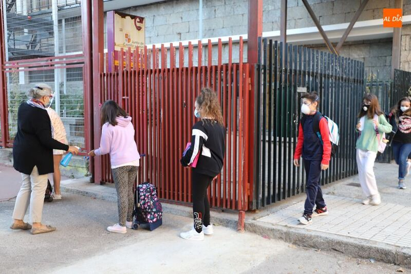 Foto de archivo de alumnos a la entrada de un centro educativo