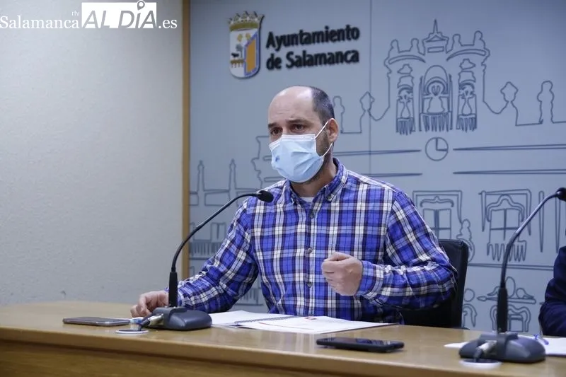 El portavoz del Grupo Municipal Socialista en el Ayuntamiento de Salamanca, José Luis Mateos y el concejal José María Collados, en la rueda de prensa de este jueves. Foto de David Sañudo