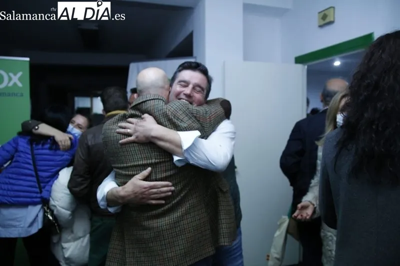 Celebración en la sede de Vox en Salamanca por los dos procuradores logrados en la provincia. Fotos de David Sañudo