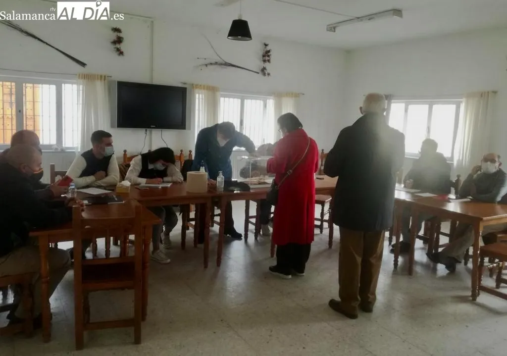 La jornada electoral se vive con normalidad en Cantalpino, donde jóvenes como Marina Dueñas se ha estrenado hoy como votante