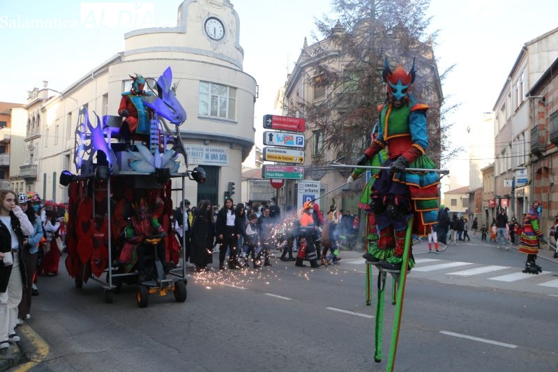 Cientos de personas se suman al animado desfile de carnaval en Guijuelo