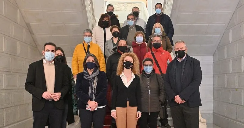 La concejala de Familia e Igualdad de Oportunidades, Ana Suárez Otero, junto a los alumnos de este curso